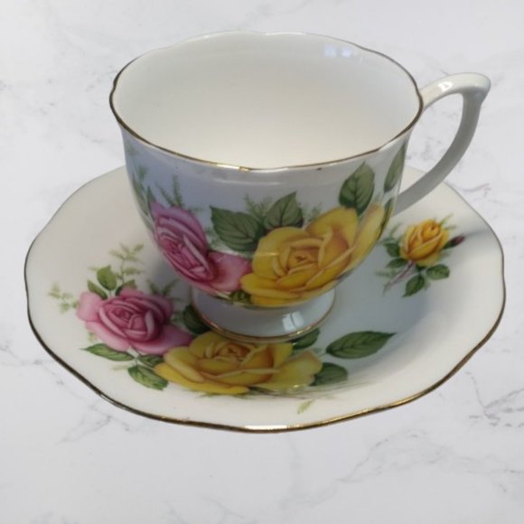 Bone China - Tea Cup and Saucer Set - England - Picture 1 of 3